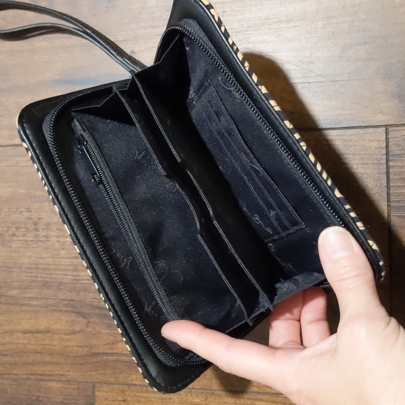 Rare NWOT Vera Bradley Zip Around Wristlet Zebra Wallet - Picture 4 of 5